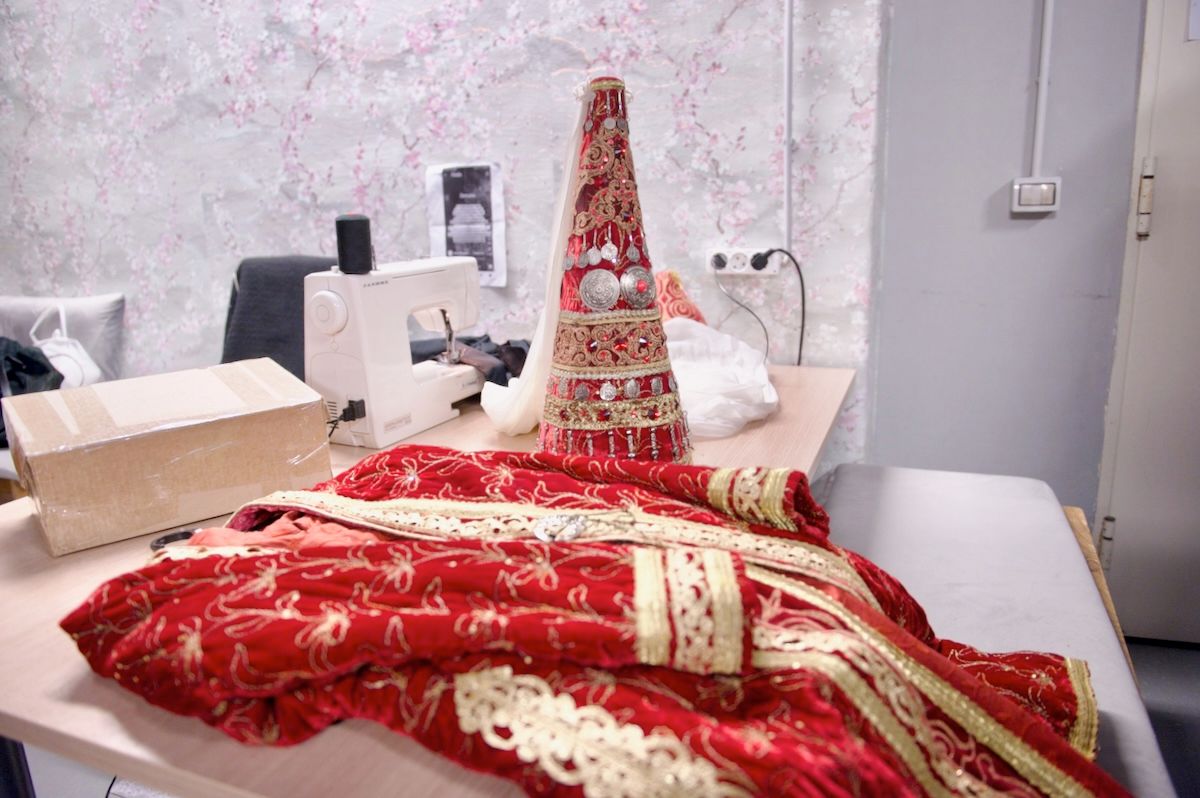 Британская писательница Кэролайн Иден путешествует по Казахстану: Зеленый базар, Шымбулак, Медео, кафе Акқу, театр Астана Опера, Астана IT University, фонд Halyk, Алматы, Астана, Айгерим Мусагажинова, Центральная мечеть Астаны, отель St. Regis, Рустем Беремжанов,