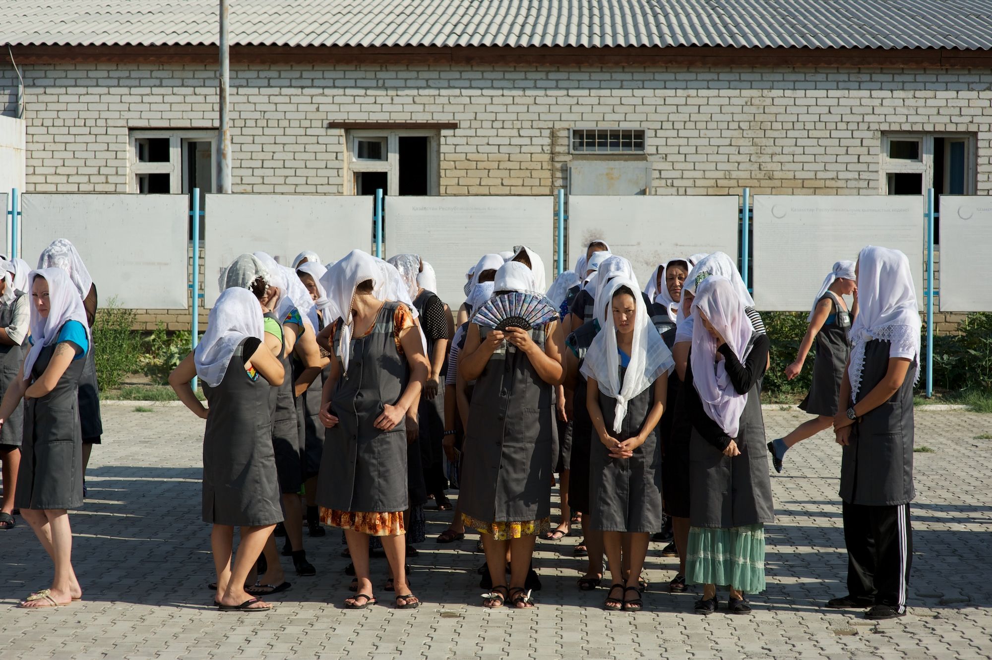 Женщины в исправительной колонии Атырау живут, работают и надеются на новую жизнь после освобождения. Повседневная жизнь и судьбы заключённых, женская колония, тюремная жизнь, исправительная система, Атырау, женщины Казахстана, судьбы, Карлыгаш Нуржан, Shanger.kz