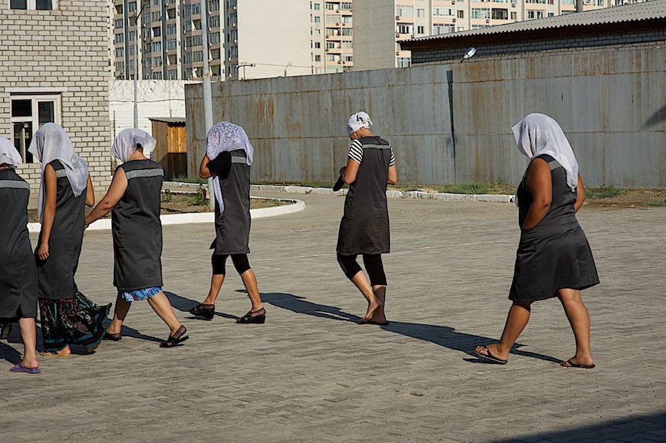 Женщины в исправительной колонии Атырау живут, работают и надеются на новую жизнь после освобождения. Повседневная жизнь и судьбы заключённых, женская колония, тюремная жизнь, исправительная система, Атырау, женщины Казахстана, судьбы, Карлыгаш Нуржан, Shanger.kz