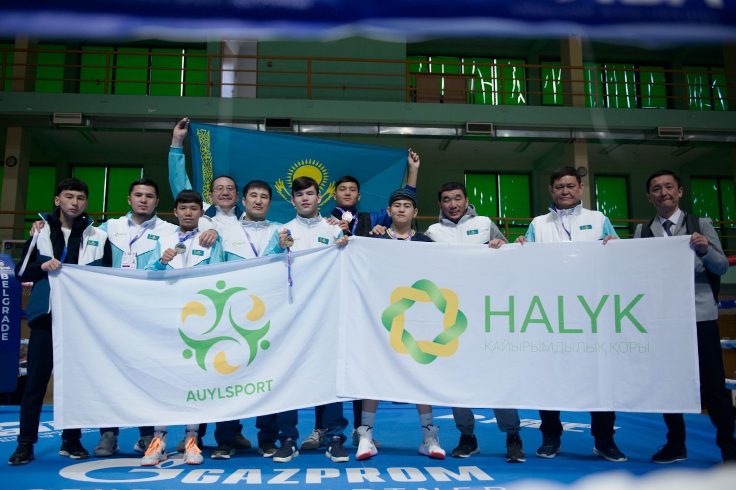 Участник проекта Auyl Sport из сельской местности Казахстана держит медаль и улыбается: путь от аула к чемпионству, Auyl Sport, фонд Halyk, сельские спортсмены, спорт в селе, Казахстан, агросело и спорт, проекты поддержки молодёжи, Тимур Кулибаев