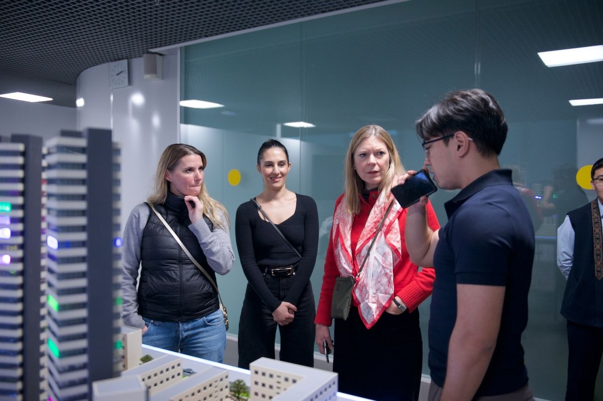 Британская писательница Кэролайн Иден путешествует по Казахстану: Зеленый базар, Шымбулак, Медео, кафе Акқу, театр Астана Опера, Астана IT University, фонд Halyk, Алматы, Астана, Айгерим Мусагажинова, Центральная мечеть Астаны, отель St. Regis, Рустем Беремжанов,