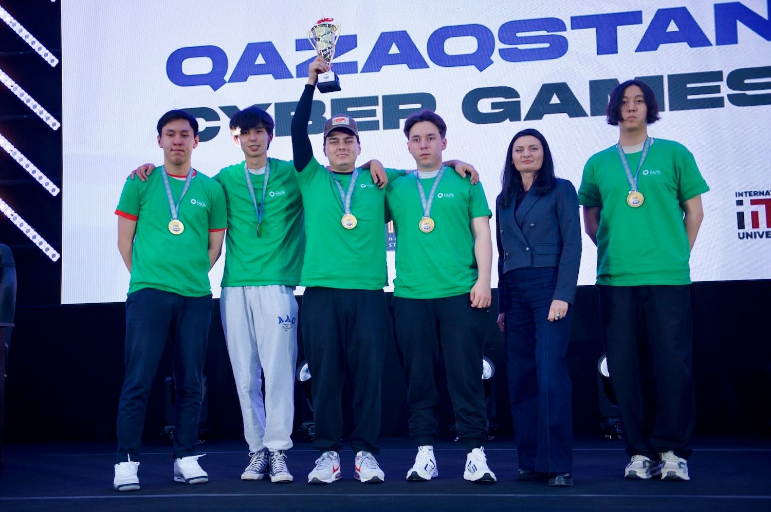 Astana IT University-де өткен Qazaqstan Cyber Games Students League 2026 турнирінің Counter-Strike 2 финалы, 2026 жылғы 18 сәуір, киберспорт, Qazaqstan Cyber Games, QCG 2026, QCG Students League, Counter-Strike 2, CS2, Astana IT University, AITU, студенттік лига, студенттік киберспорт, iPlay Esports, «Халық» қоры, Halyk, Тимур Құлыбаев, NNEF, ҚазҰМУ, IITU, Әли Иса, Әлтайыр Ахметов, Нариман Әбілшайықов, Рахматулло Сайдуллаев, Олимпиадалық киберспорт ойындары, Қазақстан, Астана, цифрлық экономика