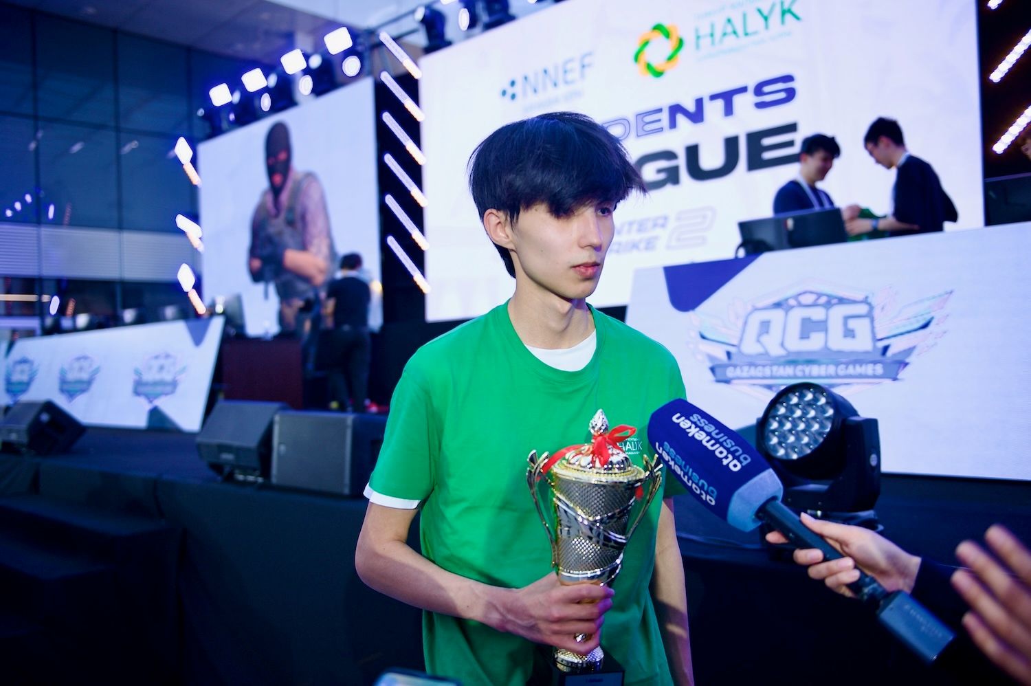 Astana IT University-де өткен Qazaqstan Cyber Games Students League 2026 турнирінің Counter-Strike 2 финалы, 2026 жылғы 18 сәуір, киберспорт, Qazaqstan Cyber Games, QCG 2026, QCG Students League, Counter-Strike 2, CS2, Astana IT University, AITU, студенттік лига, студенттік киберспорт, iPlay Esports, «Халық» қоры, Halyk, Тимур Құлыбаев, NNEF, ҚазҰМУ, IITU, Әли Иса, Әлтайыр Ахметов, Нариман Әбілшайықов, Рахматулло Сайдуллаев, Олимпиадалық киберспорт ойындары, Қазақстан, Астана, цифрлық экономика