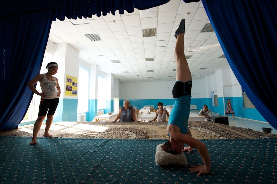 Женщины в исправительной колонии Атырау живут, работают и надеются на новую жизнь после освобождения. Повседневная жизнь и судьбы заключённых, женская колония, тюремная жизнь, исправительная система, Атырау, женщины Казахстана, судьбы, Карлыгаш Нуржан, Shanger.kz