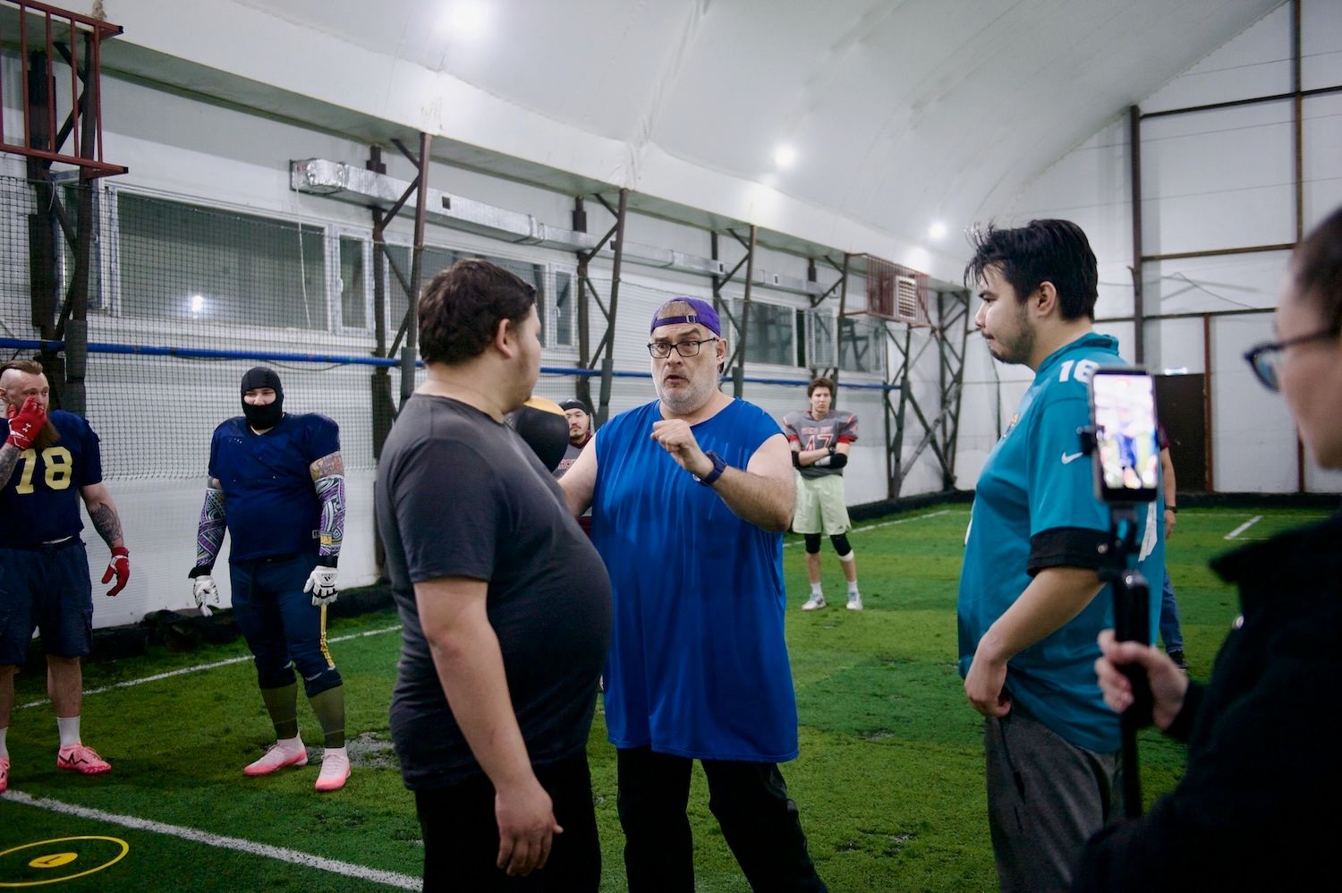 Америкалық футбол, Қазақстан, Astana Lions, Қазақстандағы спорт, репортаж, Shanger.kz, Айбек Габбасов, Джейсон Уайт, NFL, командалық спорт. Astana Lions командасының ойыншылары Астанадағы алаңда америкалық футболдан жаттығу жасап жатыр.