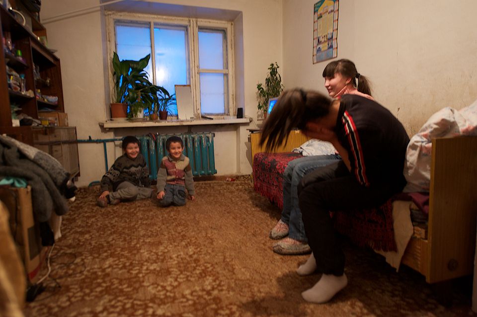 Многодетные матери и семьи в Павлодаре, получающие поддержку от фонда «Ассоциация многодетных матерей», многодетные семьи, Павлодар, фонд Ассоциация многодетных матерей, одинокие матери, социальная помощь, Карлыгаш Нуржан, Shanger.kz