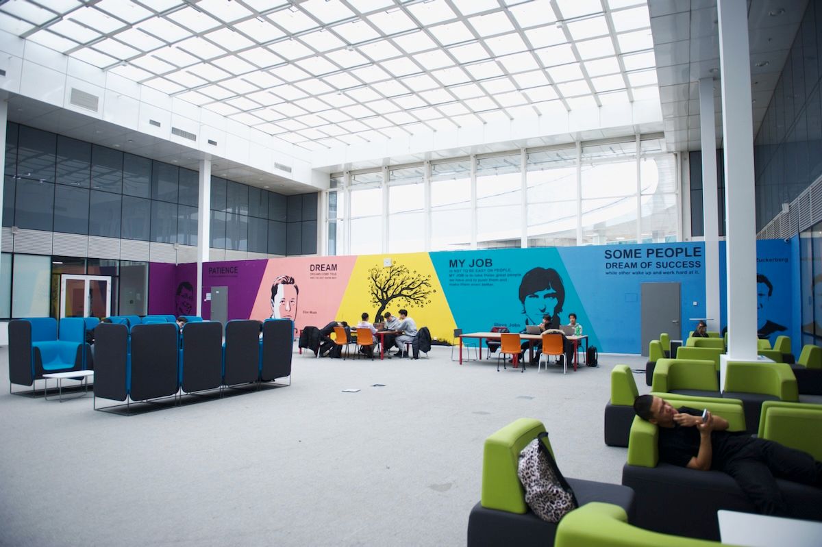 Британская писательница Кэролайн Иден путешествует по Казахстану: Зеленый базар, Шымбулак, Медео, кафе Акқу, театр Астана Опера, Астана IT University, фонд Halyk, Алматы, Астана, Айгерим Мусагажинова, Центральная мечеть Астаны, отель St. Regis, Рустем Беремжанов,