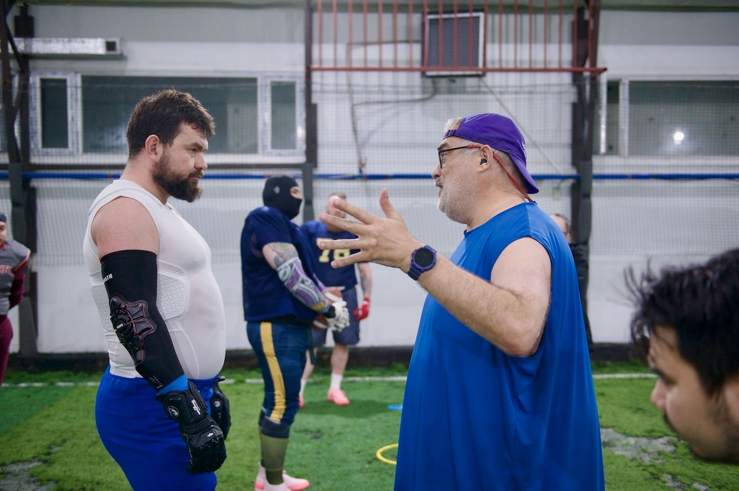 Америкалық футбол, Қазақстан, Astana Lions, Қазақстандағы спорт, репортаж, Shanger.kz, Айбек Габбасов, Джейсон Уайт, NFL, командалық спорт. Astana Lions командасының ойыншылары Астанадағы алаңда америкалық футболдан жаттығу жасап жатыр.
