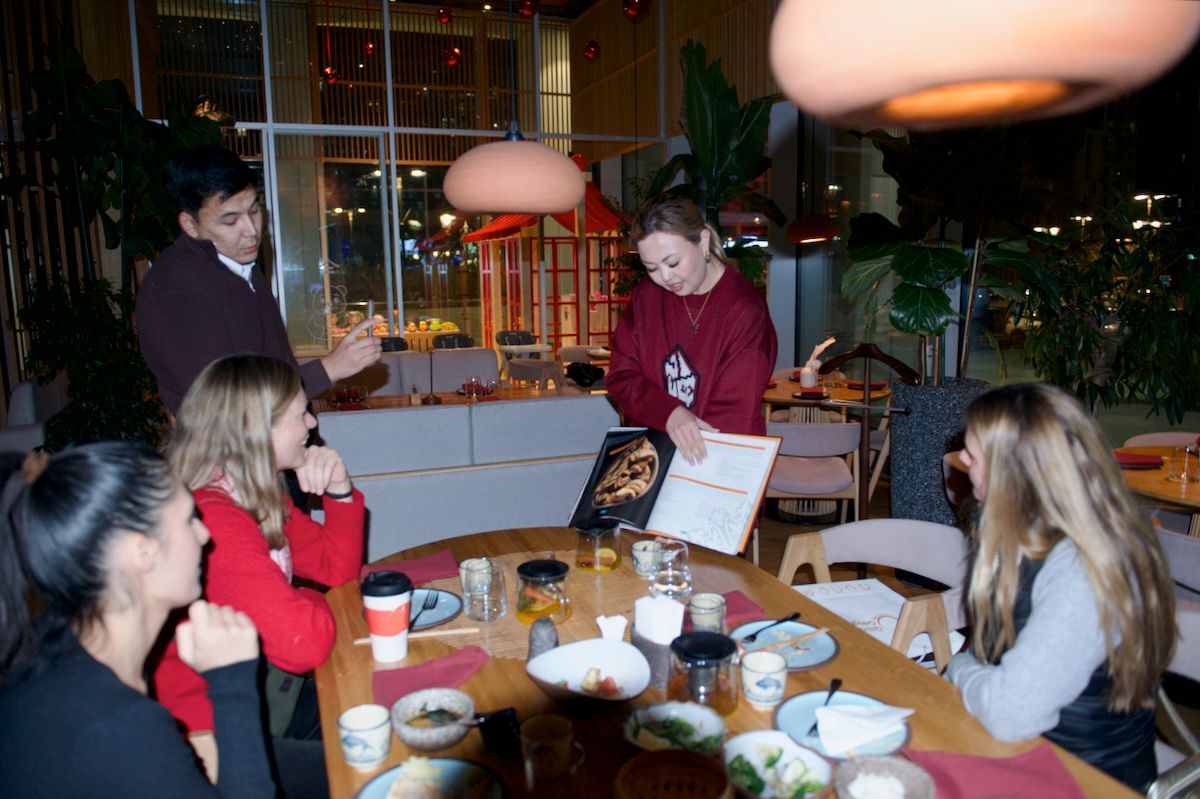 Британская писательница Кэролайн Иден путешествует по Казахстану: Зеленый базар, Шымбулак, Медео, кафе Акқу, театр Астана Опера, Астана IT University, фонд Halyk, Алматы, Астана, Айгерим Мусагажинова, Центральная мечеть Астаны, отель St. Regis, Рустем Беремжанов,