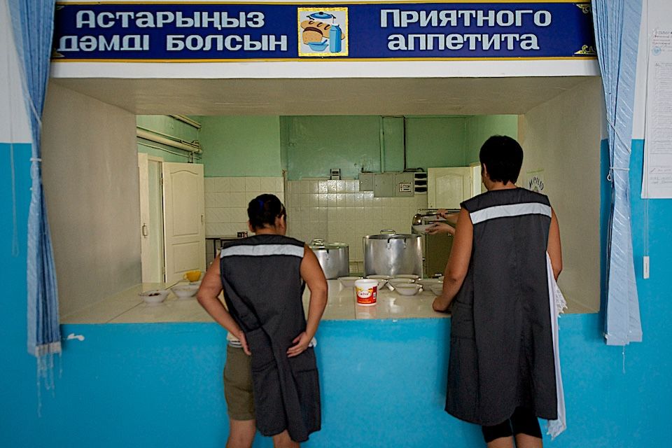 Женщины в исправительной колонии Атырау живут, работают и надеются на новую жизнь после освобождения. Повседневная жизнь и судьбы заключённых, женская колония, тюремная жизнь, исправительная система, Атырау, женщины Казахстана, судьбы, Карлыгаш Нуржан, Shanger.kz