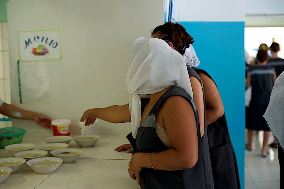 Женщины в исправительной колонии Атырау живут, работают и надеются на новую жизнь после освобождения. Повседневная жизнь и судьбы заключённых, женская колония, тюремная жизнь, исправительная система, Атырау, женщины Казахстана, судьбы, Карлыгаш Нуржан, Shanger.kz