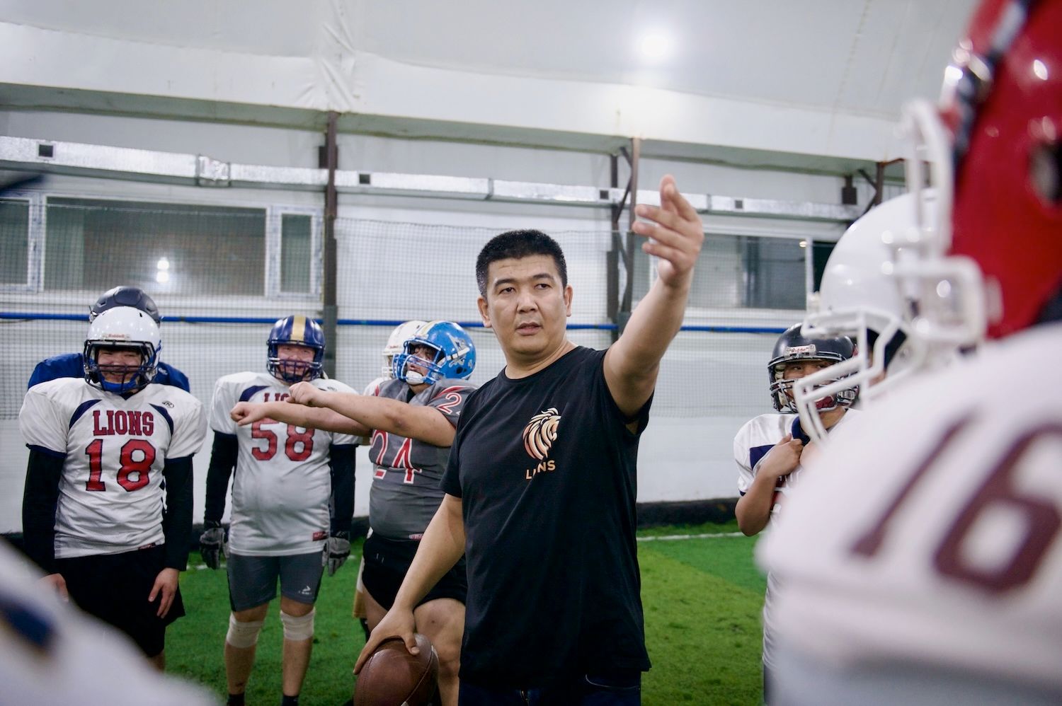 Америкалық футбол, Қазақстан, Astana Lions, Қазақстандағы спорт, репортаж, Shanger.kz, Айбек Габбасов, Джейсон Уайт, NFL, командалық спорт. Astana Lions командасының ойыншылары Астанадағы алаңда америкалық футболдан жаттығу жасап жатыр.