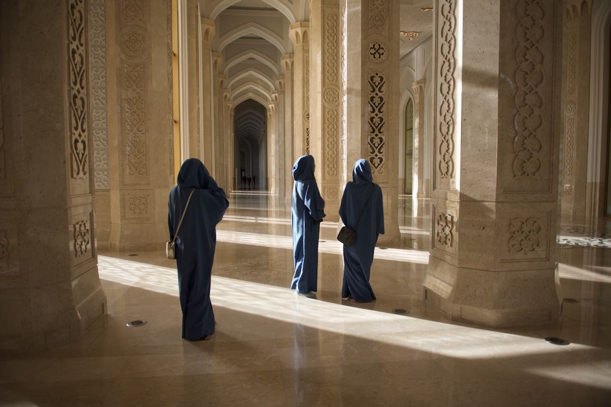 Британская писательница Кэролайн Иден путешествует по Казахстану: Зеленый базар, Шымбулак, Медео, кафе Акқу, театр Астана Опера, Астана IT University, фонд Halyk, Алматы, Астана, Айгерим Мусагажинова, Центральная мечеть Астаны, отель St. Regis, Рустем Беремжанов,