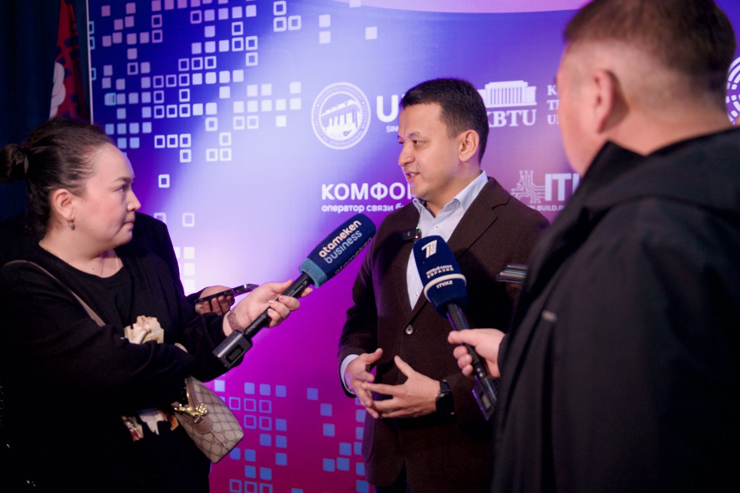 IT Fest 2025 в Алматы — образовательный фестиваль, организованный NNEF и University Alliance of Science and Technology (IITU, KBTU, UIB, AITU) при поддержке фонда Halyk; киберспорт, хакатоны, робототехника, студенческие проекты и технологические площадки.