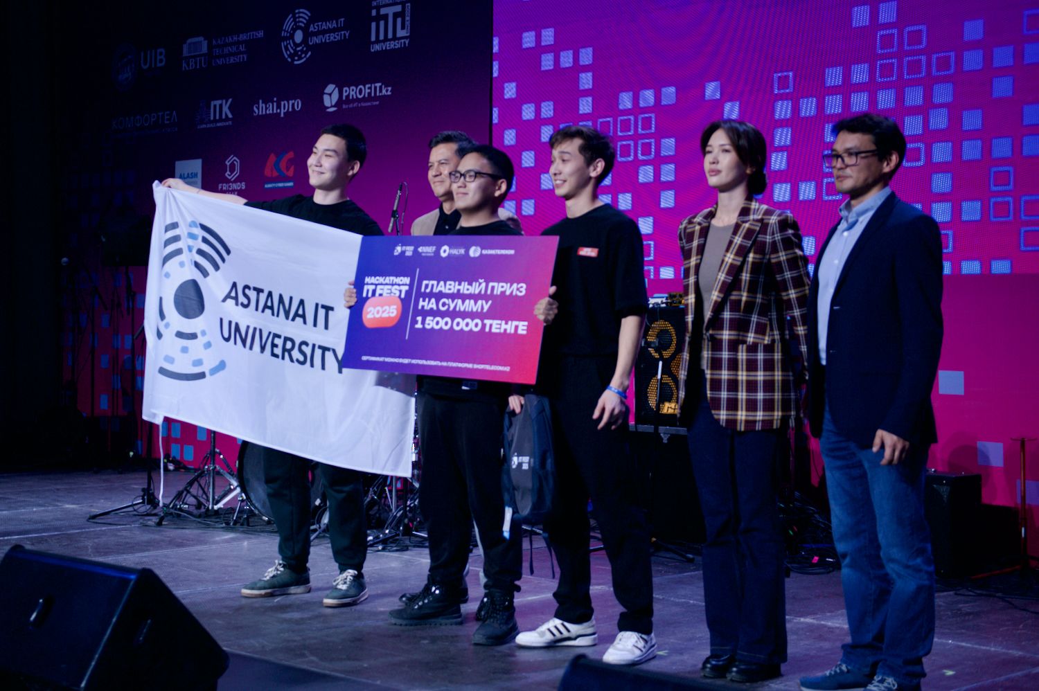 IT Fest 2025 в Алматы — образовательный фестиваль, организованный NNEF и University Alliance of Science and Technology (IITU, KBTU, UIB, AITU) при поддержке фонда Halyk; киберспорт, хакатоны, робототехника, студенческие проекты и технологические площадки.