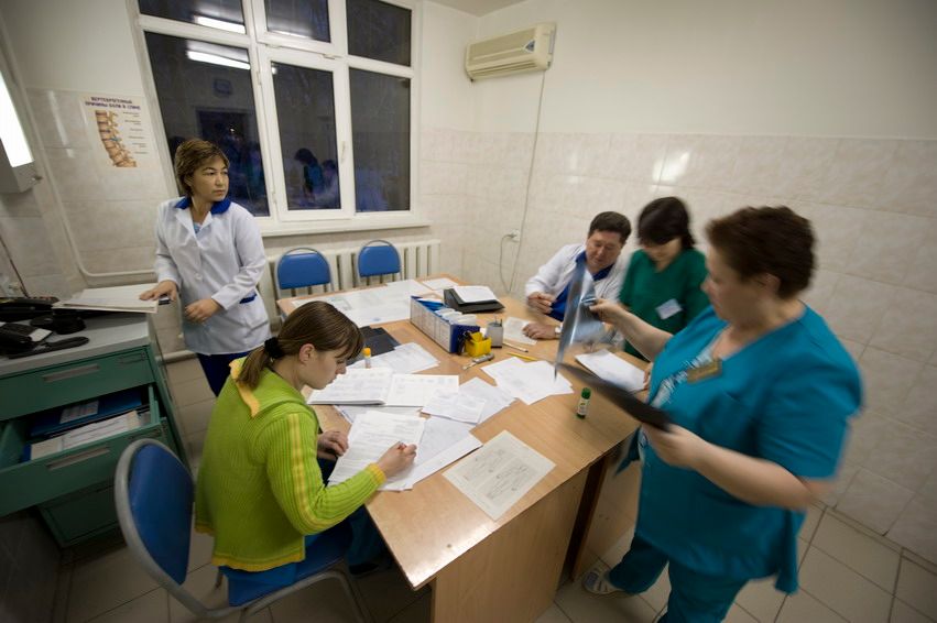 Ночная смена врачей в отделении травматологии Алматы, жизнь больницы, травматология, больница, врачи, Алматы, медицина, ночная смена, скорая помощь, пациенты, жизнь врачей, Карлыгаш Нуржан, Карла Нур, Shanger.kz