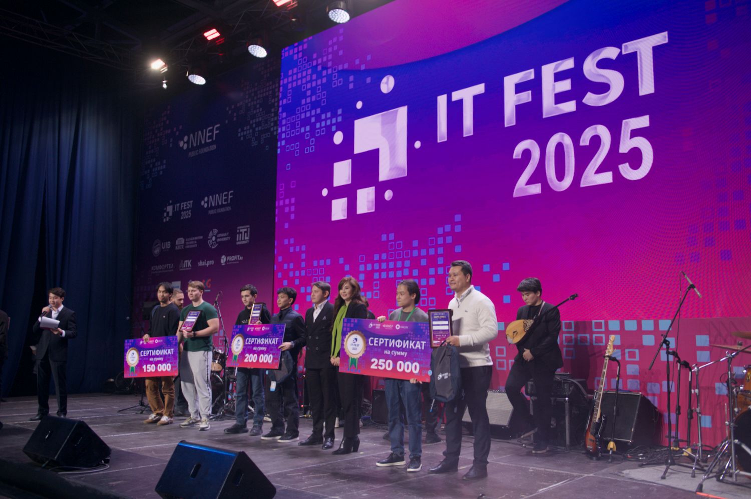 IT Fest 2025 в Алматы — образовательный фестиваль, организованный NNEF и University Alliance of Science and Technology (IITU, KBTU, UIB, AITU) при поддержке фонда Halyk; киберспорт, хакатоны, робототехника, студенческие проекты и технологические площадки.