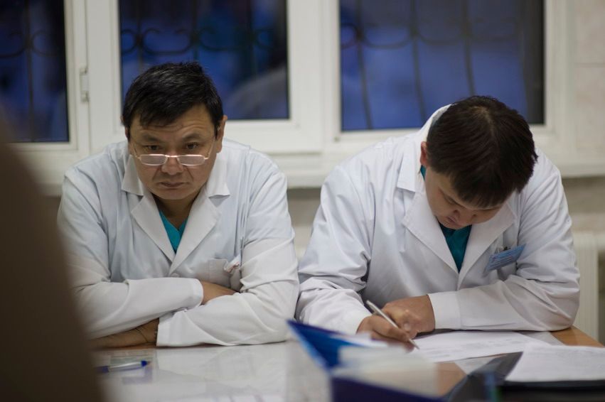 Ночная смена врачей в отделении травматологии Алматы, жизнь больницы, травматология, больница, врачи, Алматы, медицина, ночная смена, скорая помощь, пациенты, жизнь врачей, Карлыгаш Нуржан, Карла Нур, Shanger.kz