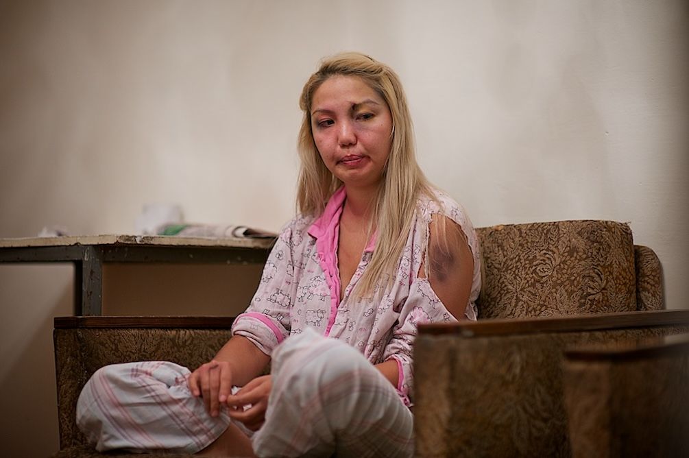 Женщины, пережившие домашнее насилие, и сотрудники кризисного центра «Подруги» в Алматы, помогающие им начать новую жизнь, домашнее насилие, кризисный центр, Подруги, женщины Казахстана, Алматы, Карлыгаш Нуржан, насилие в семье, социальные проблемы, Shanger.kz