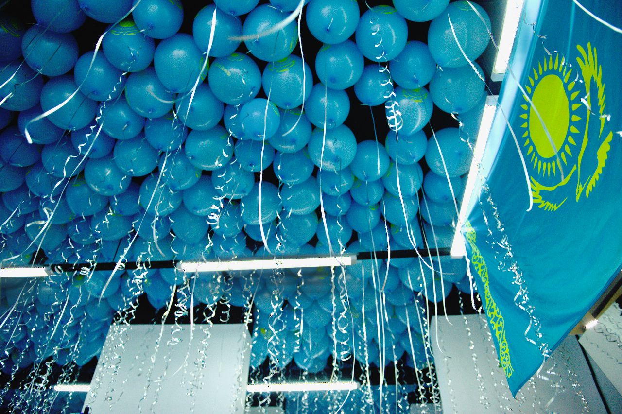 День независимости Казахстана, 16 декабря, Темирхан Ашимулы, магазин Әзірет, Астана, Шамши Калдаякова, национальные цвета Казахстана, государственные символы, патриотизм, городская инициатива, малый бизнес, общественная инициатива, казахстанские традиции, современный Казахстан, гражданская позиция, предприниматели Казахстана