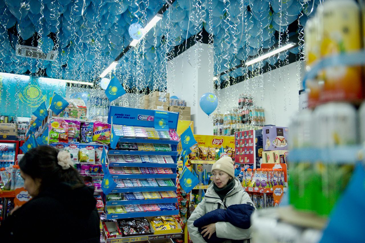 День независимости Казахстана, 16 декабря, Темирхан Ашимулы, магазин Әзірет, Астана, Шамши Калдаякова, национальные цвета Казахстана, государственные символы, патриотизм, городская инициатива, малый бизнес, общественная инициатива, казахстанские традиции, современный Казахстан, гражданская позиция, предприниматели Казахстана