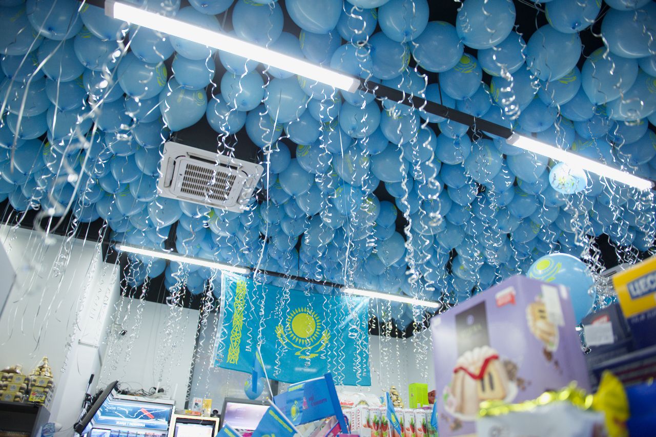 День независимости Казахстана, 16 декабря, Темирхан Ашимулы, магазин Әзірет, Астана, Шамши Калдаякова, национальные цвета Казахстана, государственные символы, патриотизм, городская инициатива, малый бизнес, общественная инициатива, казахстанские традиции, современный Казахстан, гражданская позиция, предприниматели Казахстана