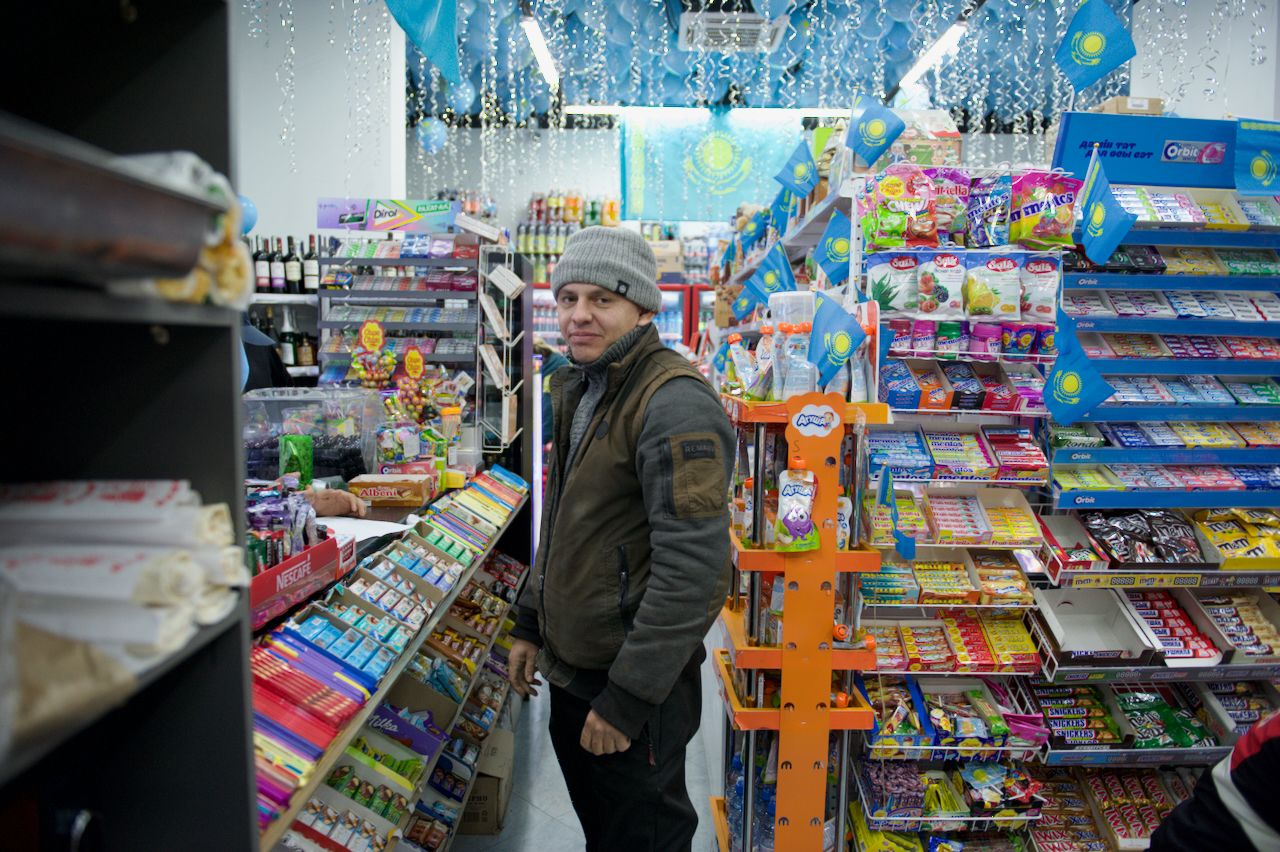 День независимости Казахстана, 16 декабря, Темирхан Ашимулы, магазин Әзірет, Астана, Шамши Калдаякова, национальные цвета Казахстана, государственные символы, патриотизм, городская инициатива, малый бизнес, общественная инициатива, казахстанские традиции, современный Казахстан, гражданская позиция, предприниматели Казахстана