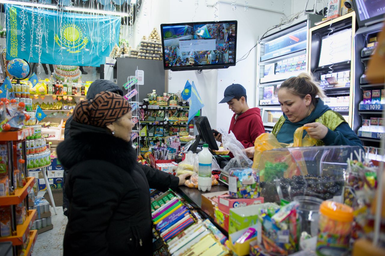 День независимости Казахстана, 16 декабря, Темирхан Ашимулы, магазин Әзірет, Астана, Шамши Калдаякова, национальные цвета Казахстана, государственные символы, патриотизм, городская инициатива, малый бизнес, общественная инициатива, казахстанские традиции, современный Казахстан, гражданская позиция, предприниматели Казахстана