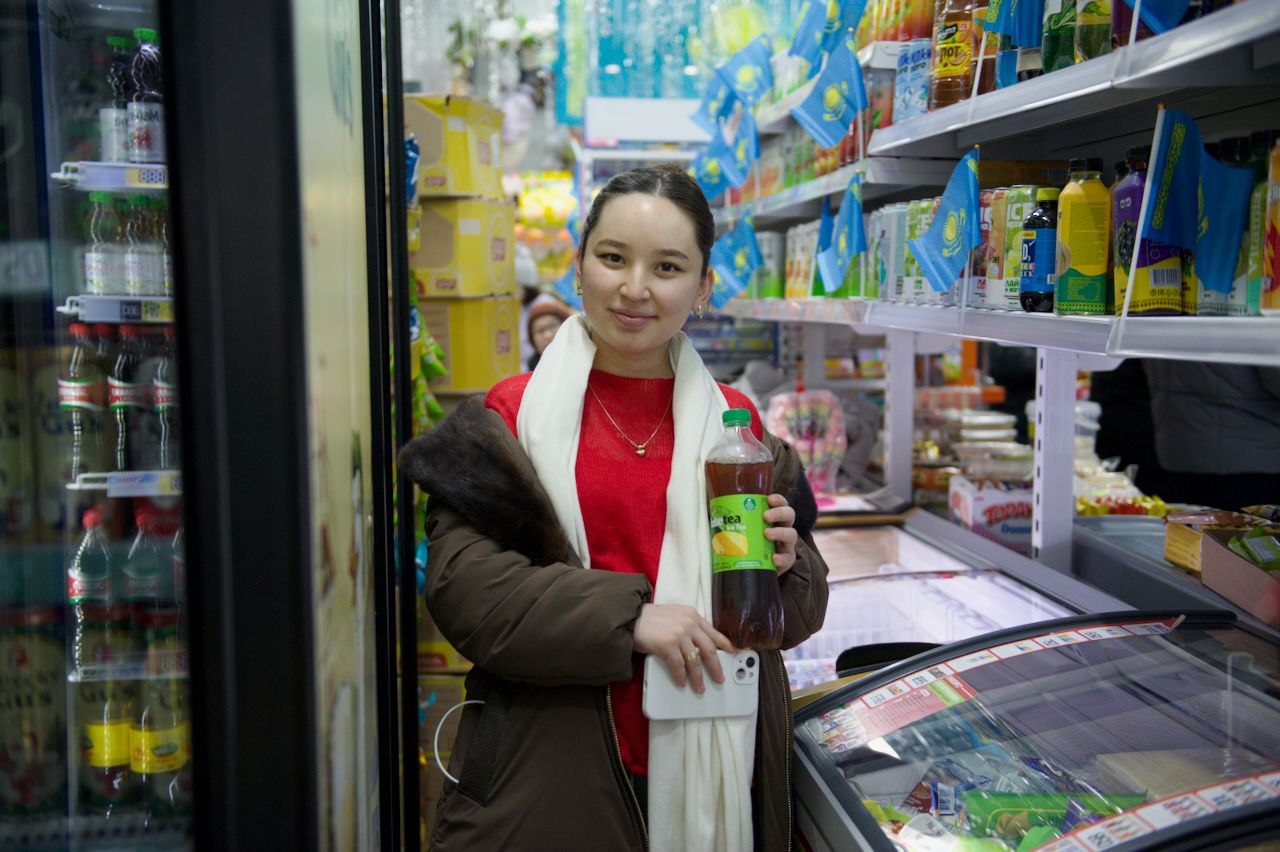День независимости Казахстана, 16 декабря, Темирхан Ашимулы, магазин Әзірет, Астана, Шамши Калдаякова, национальные цвета Казахстана, государственные символы, патриотизм, городская инициатива, малый бизнес, общественная инициатива, казахстанские традиции, современный Казахстан, гражданская позиция, предприниматели Казахстана