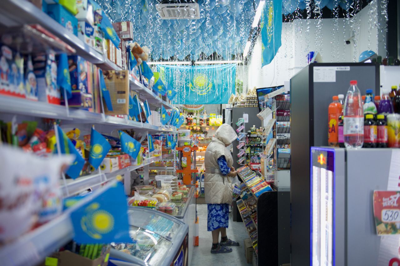 День независимости Казахстана, 16 декабря, Темирхан Ашимулы, магазин Әзірет, Астана, Шамши Калдаякова, национальные цвета Казахстана, государственные символы, патриотизм, городская инициатива, малый бизнес, общественная инициатива, казахстанские традиции, современный Казахстан, гражданская позиция, предприниматели Казахстана