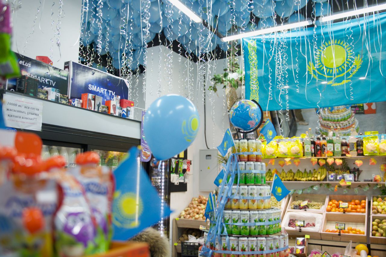 День независимости Казахстана, 16 декабря, Темирхан Ашимулы, магазин Әзірет, Астана, Шамши Калдаякова, национальные цвета Казахстана, государственные символы, патриотизм, городская инициатива, малый бизнес, общественная инициатива, казахстанские традиции, современный Казахстан, гражданская позиция, предприниматели Казахстана