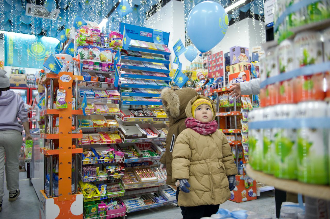 День независимости Казахстана, 16 декабря, Темирхан Ашимулы, магазин Әзірет, Астана, Шамши Калдаякова, национальные цвета Казахстана, государственные символы, патриотизм, городская инициатива, малый бизнес, общественная инициатива, казахстанские традиции, современный Казахстан, гражданская позиция, предприниматели Казахстана