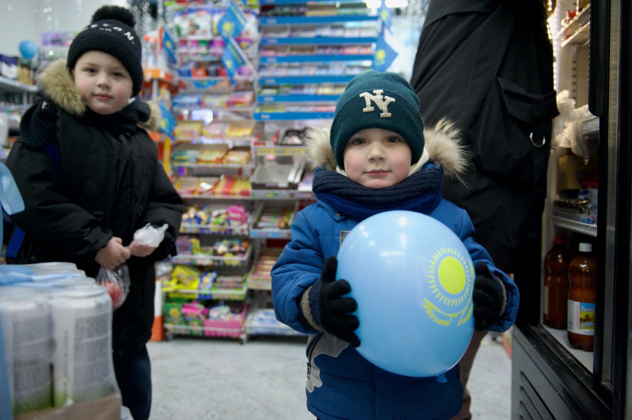 День независимости Казахстана, 16 декабря, Темирхан Ашимулы, магазин Әзірет, Астана, Шамши Калдаякова, национальные цвета Казахстана, государственные символы, патриотизм, городская инициатива, малый бизнес, общественная инициатива, казахстанские традиции, современный Казахстан, гражданская позиция, предприниматели Казахстана