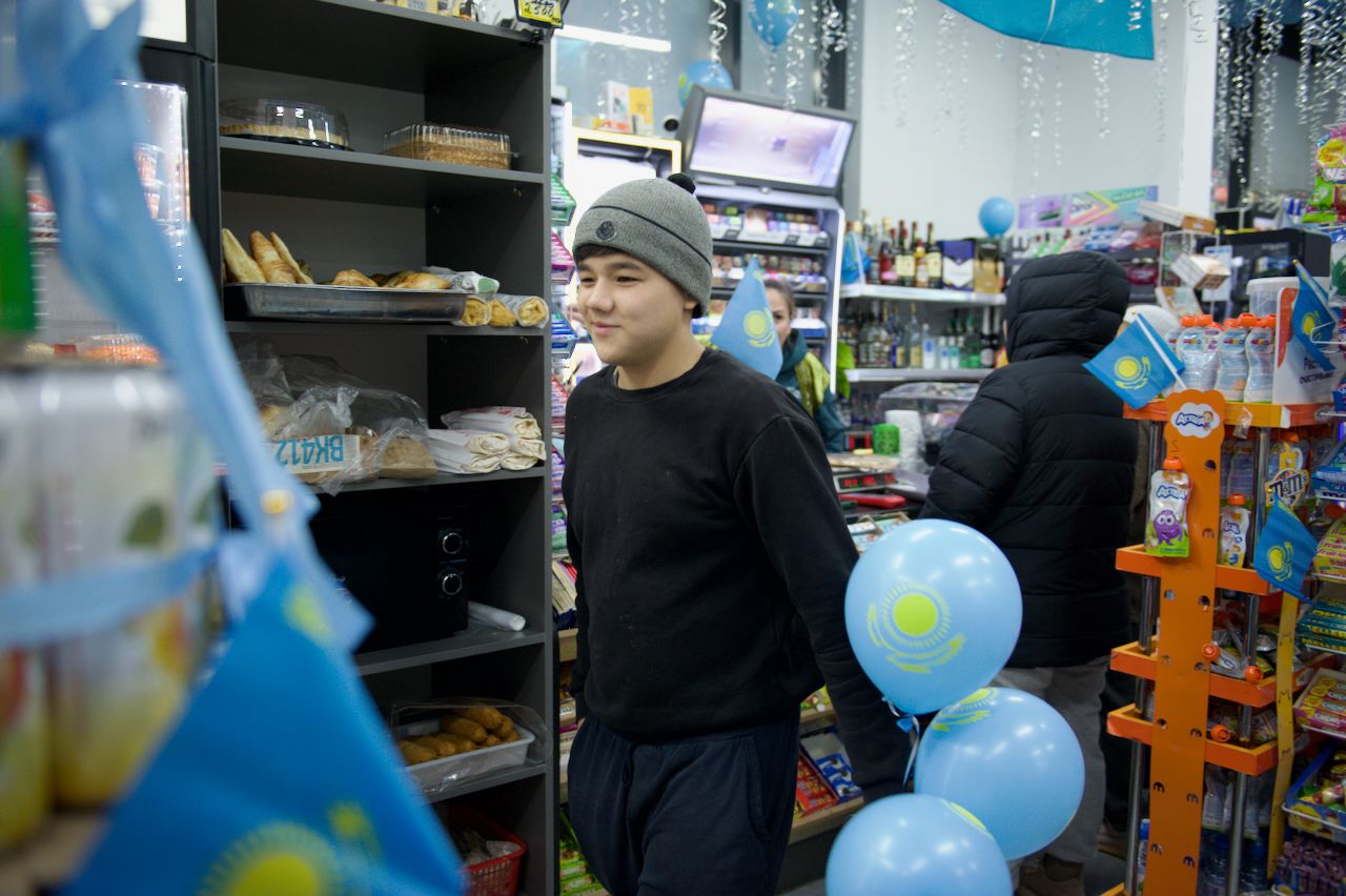 День независимости Казахстана, 16 декабря, Темирхан Ашимулы, магазин Әзірет, Астана, Шамши Калдаякова, национальные цвета Казахстана, государственные символы, патриотизм, городская инициатива, малый бизнес, общественная инициатива, казахстанские традиции, современный Казахстан, гражданская позиция, предприниматели Казахстана