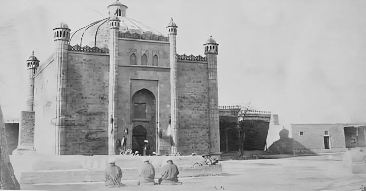 История ислама в Казахстане: образование, объединение степных племён, сохранение идентичности, нравственные ориентиры и традиция милосердия к животным. Казахстан, ислам в Казахстане, светское государство, история Казахстана, Золотая Орда, Джанибек-хан, исламское образование, медресе, русификация, национальная идентичность, религия и общество, алкоголизм в Казахстане, исламское возрождение, мечети Казахстана, милосердие к животным, казахская культура, Жеті қазына, этика и религия