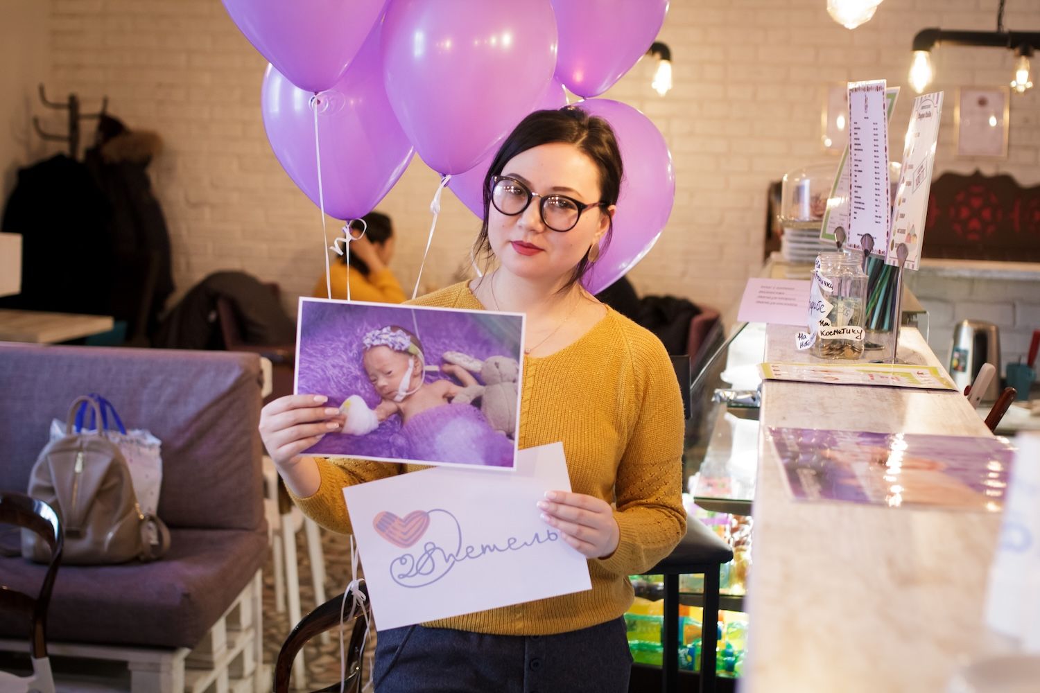 «28 ілмек» клубының еріктілері тоқыған киім киген шала туған сәби перинаталдық орталықтағы кувезде жатыр. «28 ілмек» клубы, шала туған сәбилер, еріктілер, қайырымдылық, Қазақстан, халықаралық волонтерлік қозғалыс, перинаталдық орталық, тоқыма бұйымдары, Халықаралық достық күні