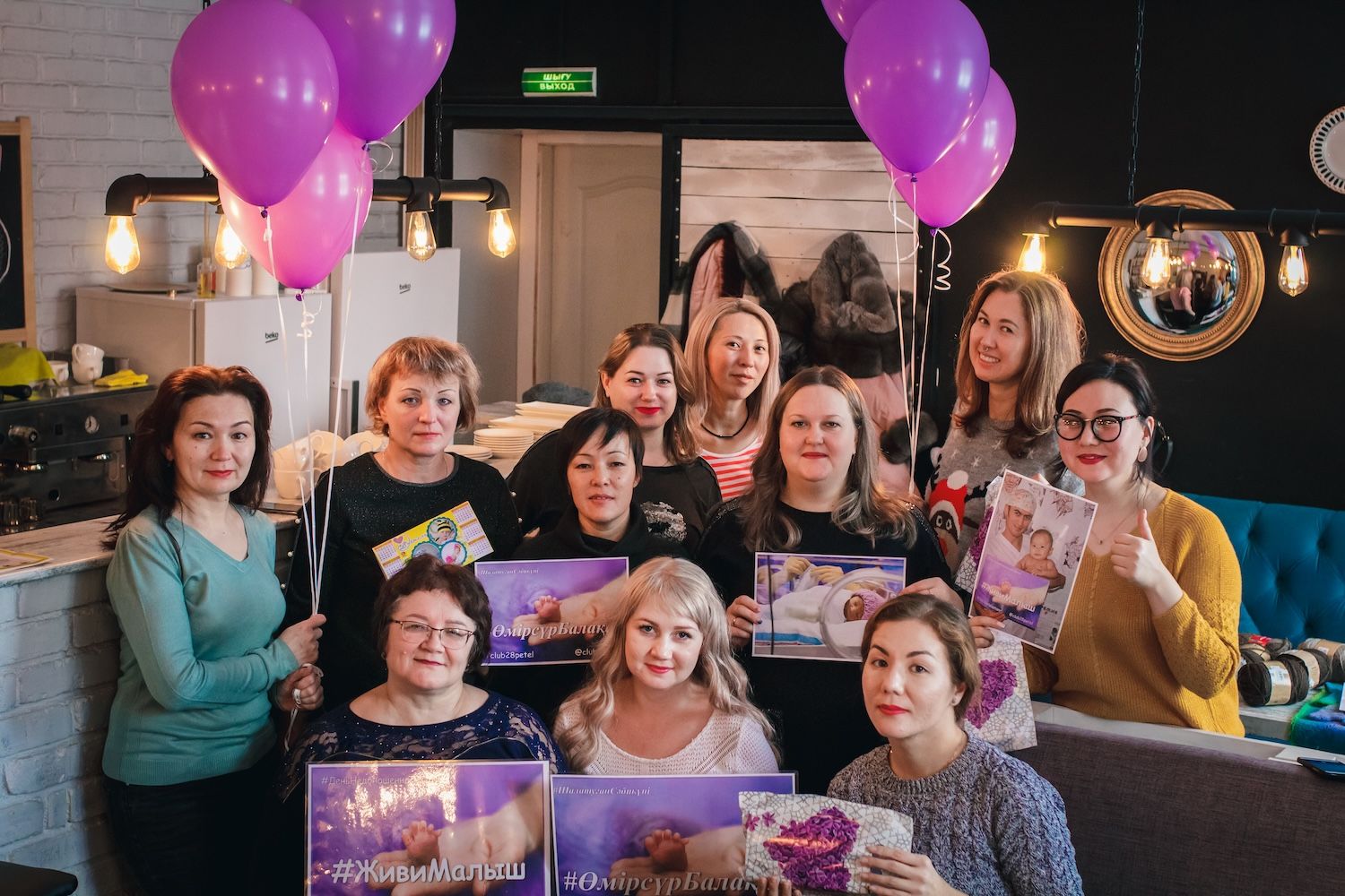 «28 ілмек» клубының еріктілері тоқыған киім киген шала туған сәби перинаталдық орталықтағы кувезде жатыр. «28 ілмек» клубы, шала туған сәбилер, еріктілер, қайырымдылық, Қазақстан, халықаралық волонтерлік қозғалыс, перинаталдық орталық, тоқыма бұйымдары, Халықаралық достық күні