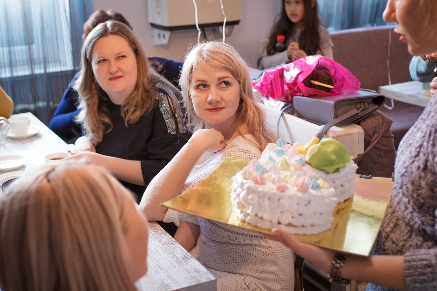 «28 ілмек» клубының еріктілері тоқыған киім киген шала туған сәби перинаталдық орталықтағы кувезде жатыр. «28 ілмек» клубы, шала туған сәбилер, еріктілер, қайырымдылық, Қазақстан, халықаралық волонтерлік қозғалыс, перинаталдық орталық, тоқыма бұйымдары, Халықаралық достық күні