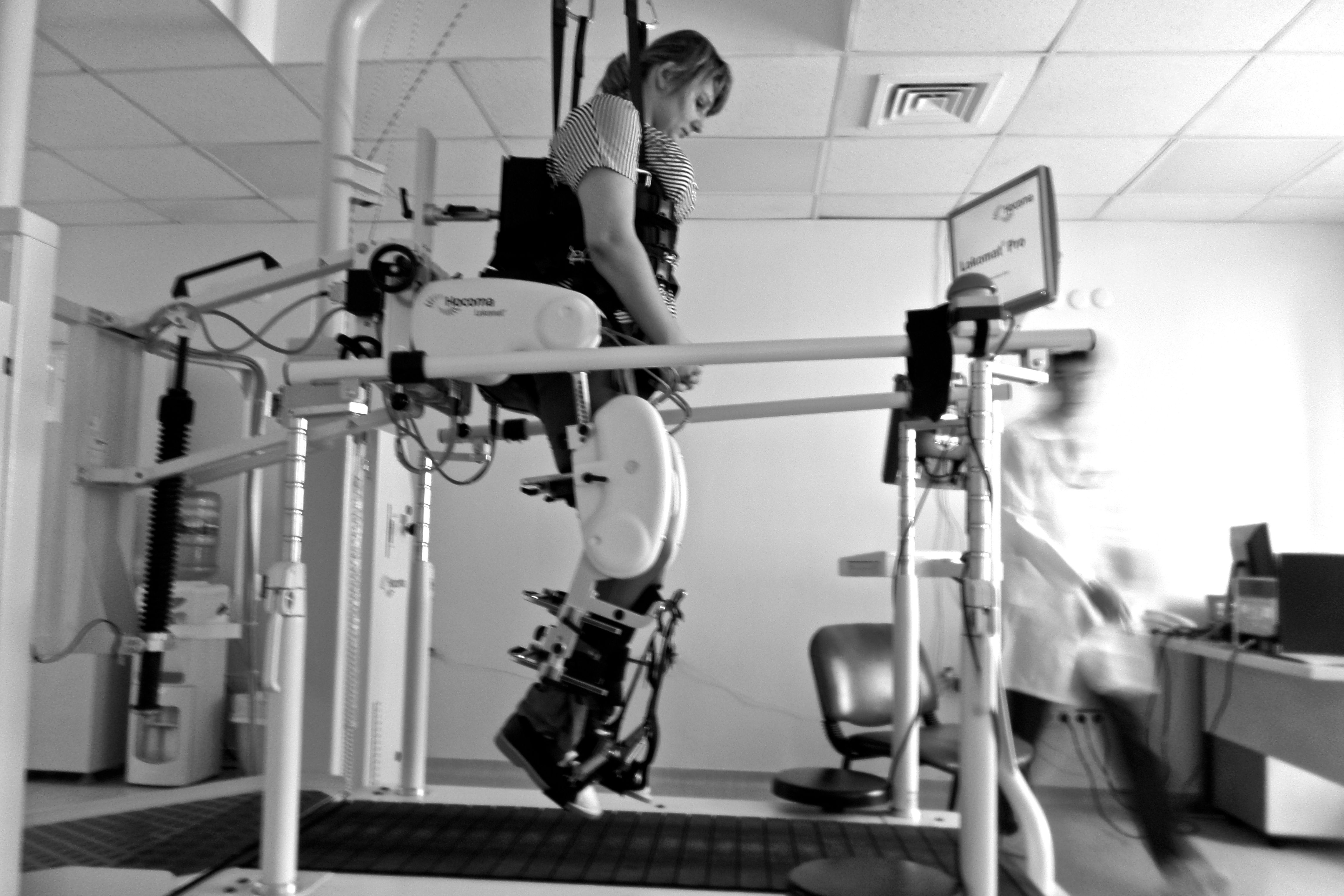 Кристина Романова, девушка в инвалидном кресле, которая учится ходить и помогает людям через электронное правительство, врачебная ошибка, электронное правительство, особое мнение, Арти Ферзаули, вдохновляющие истории, инклюзия, реабилитация, инвалиды Казахстана, Call-центр