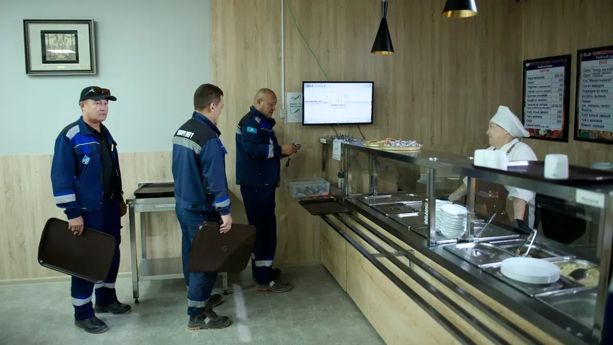 Работники Каспий Нефть в очереди за обедом в столовой, каспий нефть, столовая, питание, вахтовый городок, нефтяники, айранколь