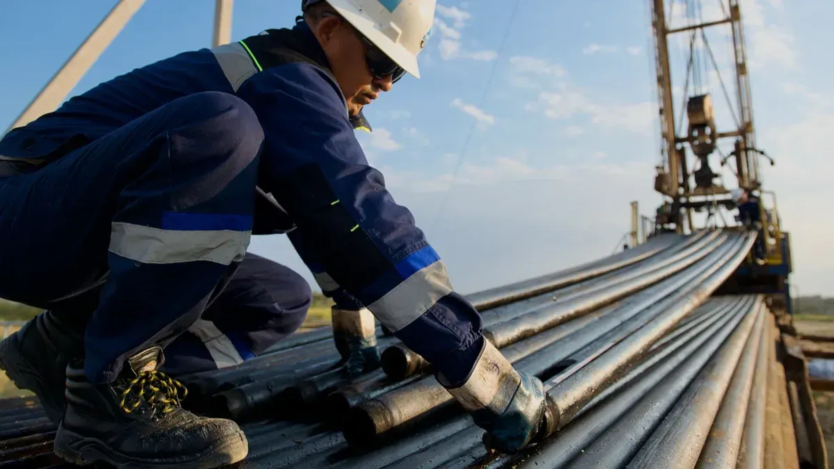 Рабочий осматривает трубы, Нефтяник Каспий Нефть осматривает трубы на буровой, каспий нефть, буровая, айранколь, трубы, техника безопасности