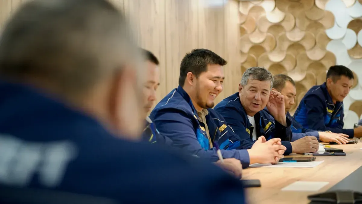 Работники Каспий Нефть обсуждают производственные задачи, каспий нефть, совещание, нефтяники, айранколь, производственный процесс, рабочая смена