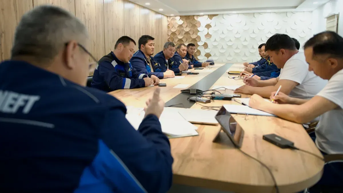 Руководство Каспий Нефть проводит совещание с работниками, каспий нефть, руководство, планёрка, айранколь, добыча нефти, нефтяная компания