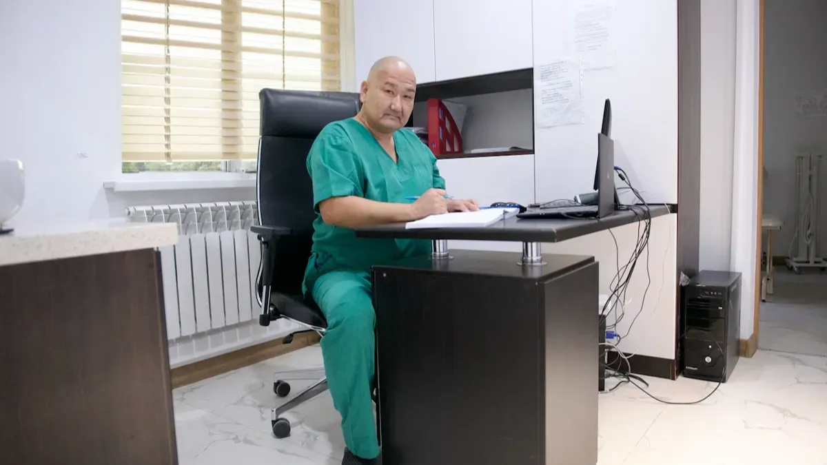 Врач месторождения Айранколь за рабочим столом в медпункте, каспий нефть, медпункт, врач, медицина, айранколь, здоровье работников