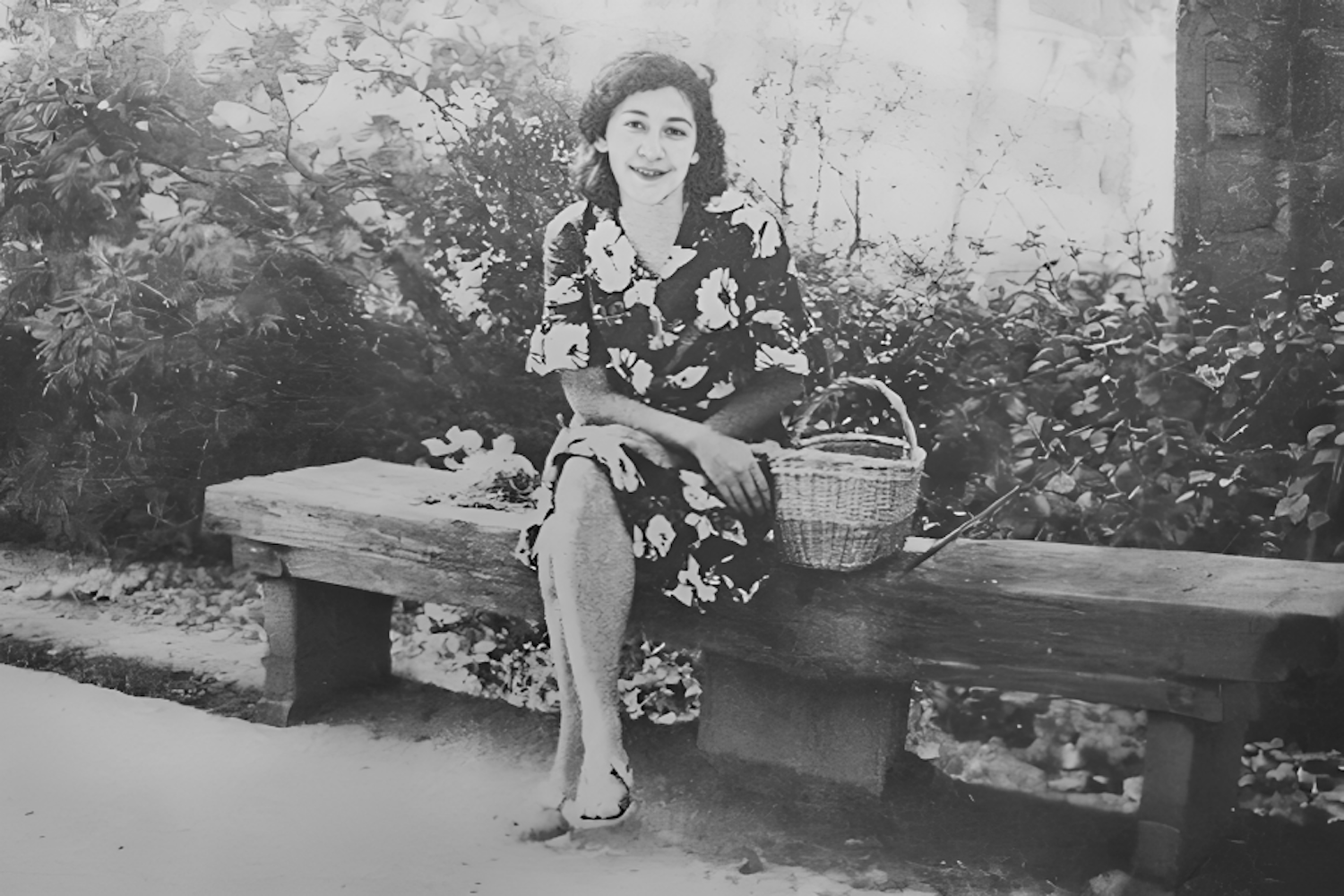 Бауыржан Момышұлы — соғыс батыры әрі жазушы — өз өміріндегі әйелдер туралы ашық әңгімесінде алғашқы жастық сезімдерінен бастап алты некеге, айырылысулар мен трагедияларға, сондай-ақ «әйел көз жасы» алдындағы өз кінәсін мойындауына дейін баяндайды. Бұл әңгіме «Тақырып әйелдерім туралы» кітабы мен Магира Қожахметованың «Тосын сыр-сұхбат» пьесасына негізделген.