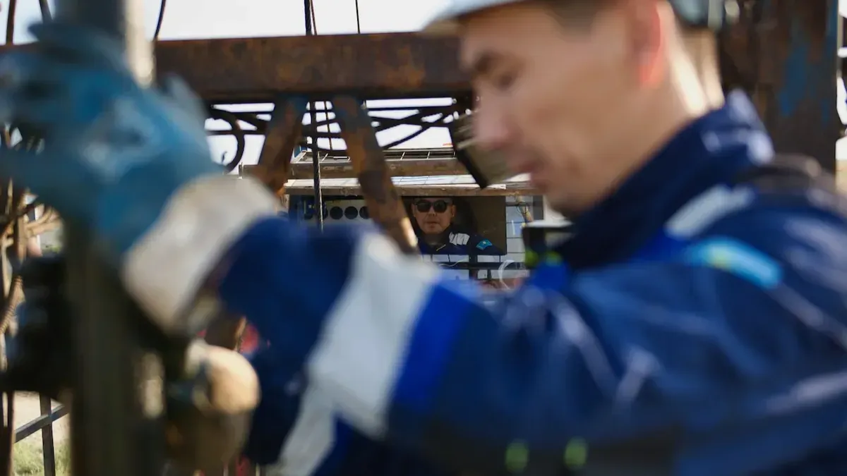 Фокус на работе, Нефтяник Каспий Нефть выполняет буровые работы крупным планом, каспий нефть, буровая, айранколь, рабочий, промышленность