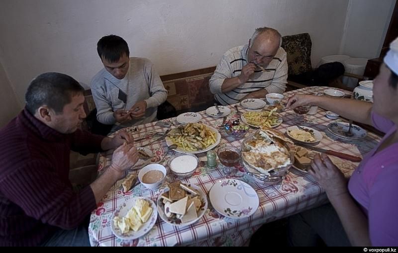 Жизнь рыбаков в селе Кольды: ежедневный труд, семейные истории и традиции поколений на берегу Капчагайского моря, рыбаки, село Кольды, Капчагай, рыбалка, сельская жизнь, традиции, Астрахань, Арал, Казахстан, Карлыгаш Нуржан, Shanger.kz