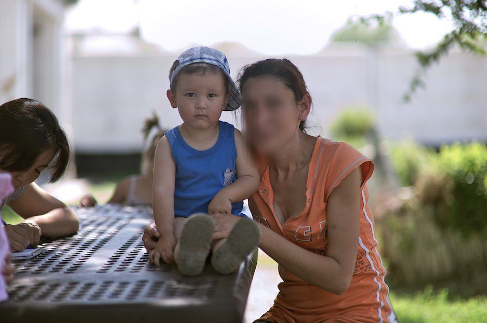 Дети, рождённые в женской колонии, и их матери: жизнь за решёткой, надежда, воспитание и редкие минуты тепла в доме матери и ребёнка, детство, дом матери и ребёнка, женская колония, заключённые матери, Казахстан, судьбы, общество, Карлыгаш Нуржан, Shanger.kz