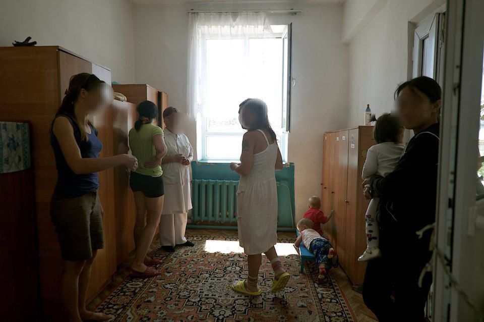 Дети, рождённые в женской колонии, и их матери: жизнь за решёткой, надежда, воспитание и редкие минуты тепла в доме матери и ребёнка, детство, дом матери и ребёнка, женская колония, заключённые матери, Казахстан, судьбы, общество, Карлыгаш Нуржан, Shanger.kz