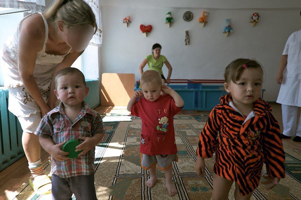 Дети, рождённые в женской колонии, и их матери: жизнь за решёткой, надежда, воспитание и редкие минуты тепла в доме матери и ребёнка, детство, дом матери и ребёнка, женская колония, заключённые матери, Казахстан, судьбы, общество, Карлыгаш Нуржан, Shanger.kz